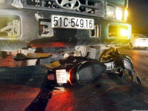 Tin tức trong ngày - Vượt đèn đỏ gây tai nạn chết người, tài xế bị đánh nhừ tử