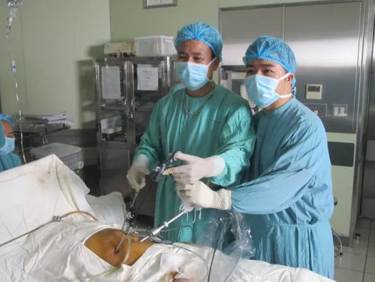 Lấy cây nhíp dài 7 cm nằm trong bụng gần 1 tháng - 1