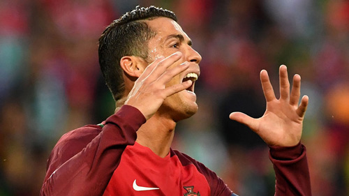 Ronaldo bị “khóa ngòi” bởi… đạo diễn video ca nhạc Ronaldo bị “khóa ngòi” bởi… đạo diễn video ca nhạc