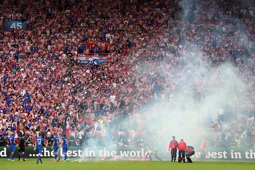 Nghi án CĐV Croatia ném pháo, cố ý muốn đội nhà bị loại Nghi án CĐV Croatia ném pháo, cố ý muốn đội nhà bị loại