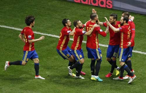 "Nhà vua" Tây Ban Nha trở lại: Bóng bổng & tiki-taka "Nhà vua" Tây Ban Nha trở lại: Bóng bổng & tiki-taka