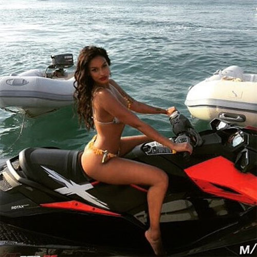 Bồ cũ Balotelli khoe dáng nóng bỏng với bikini bé xíu - 8