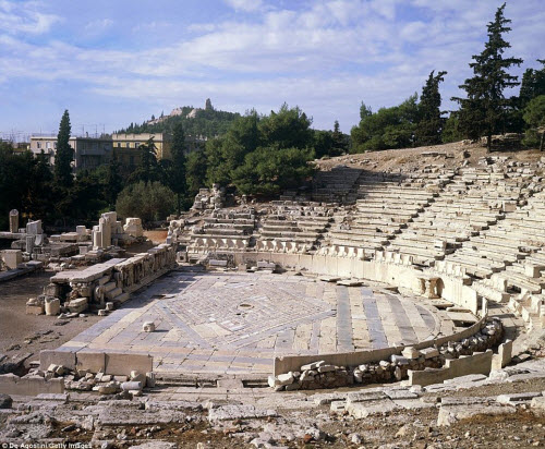 Vẻ hoang phế của của khu đua thuyền Olympic được ví như nhà hát ngoài trời Dionysus ở thành phố Athens. Công trình này được xây dựng từ năm thứ 4 trước Công nguyên với sức chứa 14.000 chỗ ngồi.