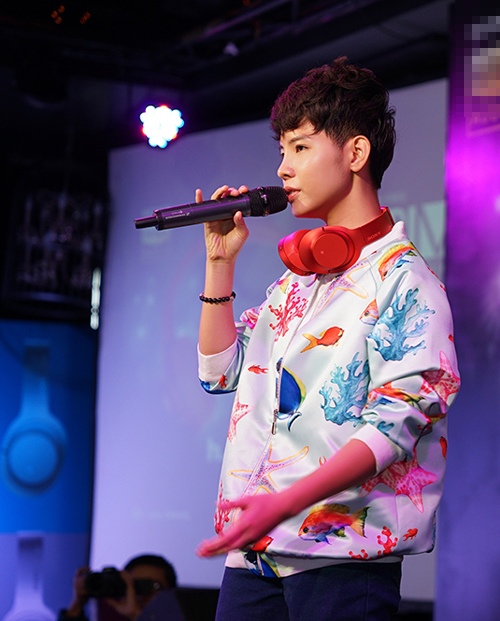 Vũ Cát Tường bị fan nữ quây trên sân khấu - 2