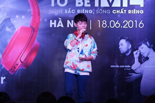 Vũ Cát Tường bị fan nữ quây trên sân khấu - 3