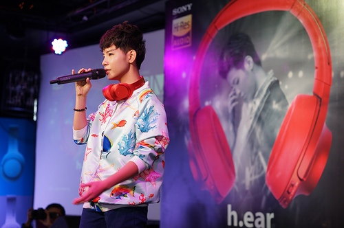 Vũ Cát Tường bị fan nữ quây trên sân khấu - 4