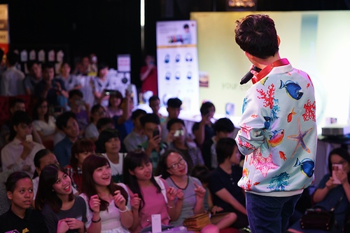 Vũ Cát Tường bị fan nữ quây trên sân khấu - 5