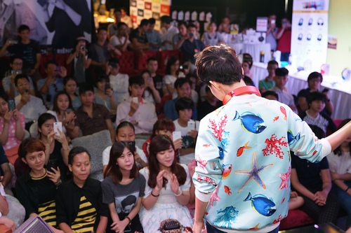 Vũ Cát Tường bị fan nữ quây trên sân khấu - 6