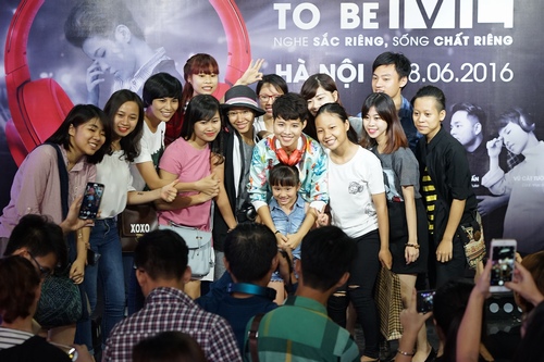 Vũ Cát Tường bị fan nữ quây trên sân khấu - 8