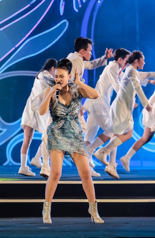 Thu Minh giản dị dọn rác ở bãi biển Thanh Hóa - 6