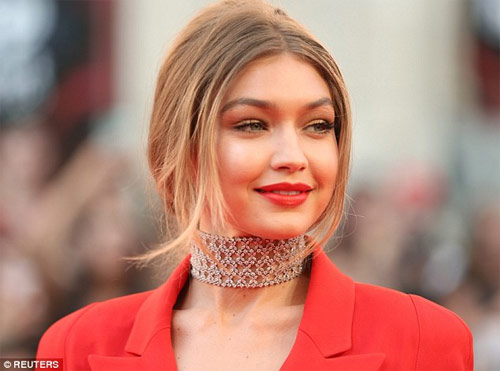 Gigi Hadid mặc áo khoét sâu, quần xẻ tà trên thảm đỏ - 4