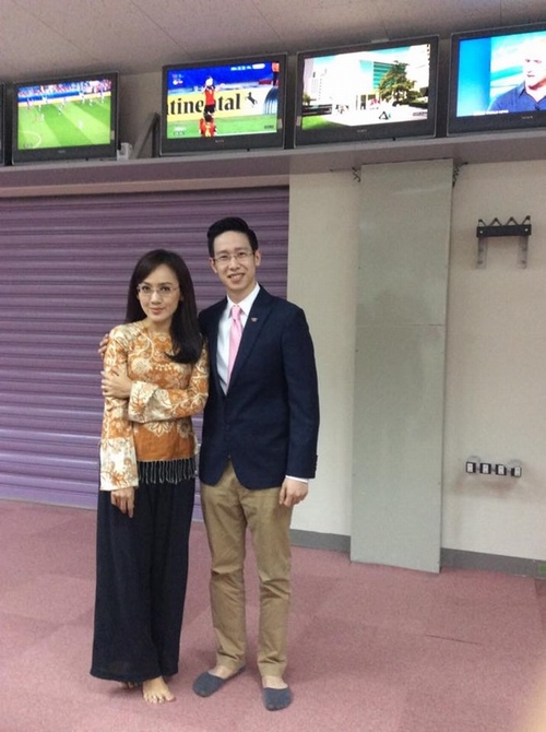 BTV Hoài Anh tiết lộ hậu trường đi chân đất dẫn thời sự - 1