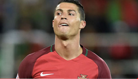 Cristiano Ronaldo suy sụp vì đá hỏng penalty trận gặp Áo Cristiano Ronaldo suy sụp vì đá hỏng penalty trận gặp Áo