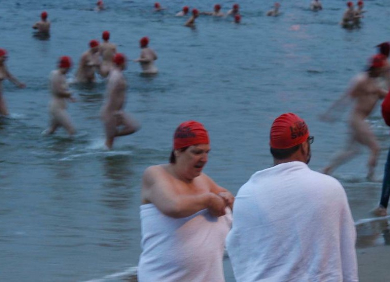 Úc: Trăm người khỏa thân tắm biển giữa mùa đông - 2