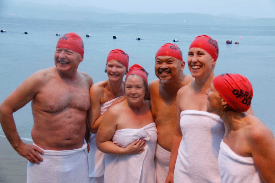 Úc: Trăm người khỏa thân tắm biển giữa mùa đông - 4