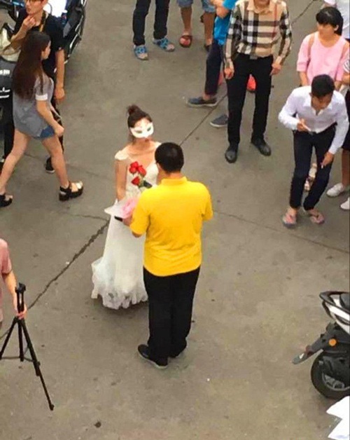 Cô gái cầu hôn bạn trai ở Trung Quốc - 7