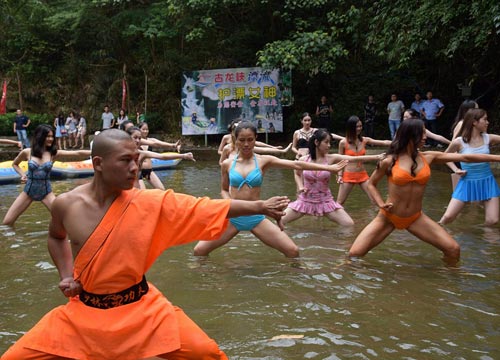 Sửng sốt: 30 người đẹp mặc bikini đánh võ Thiếu Lâm - 1
