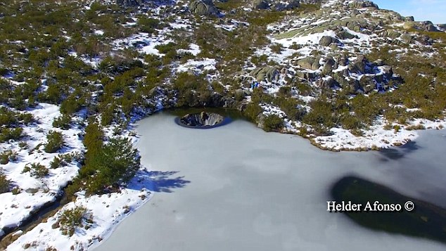 Toàn cảnh đập tràn Covão do Conchos nằm giữa hồ trong vườn quốc gia Serra da Estrela trên đảo Flores (Bồ Đào Nha)