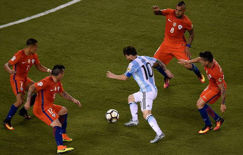 Một mình Messi chống chọi với 4 cầu thủ