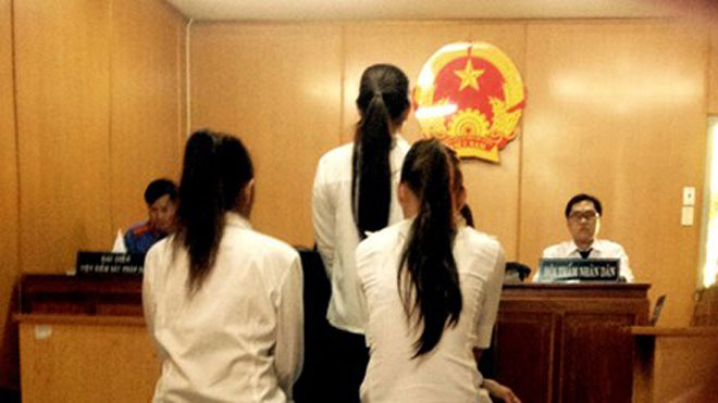 Hoãn xử vụ "uống đủ 7 ly rượu mới được mua dâm" Hoãn xử vụ "uống đủ 7 ly rượu mới được mua dâm"