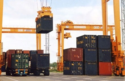 Nhiều lỗ hổng quản lý hàng tạm nhập tái xuất - 1