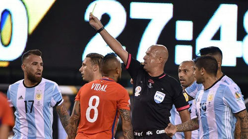 SỐC: Sau CK Copa America, trọng tài chơi trò “3 người” SỐC: Sau CK Copa America, trọng tài chơi trò “3 người”