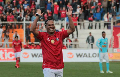 Ronaldinho kiến tạo không cần nhìn khiến fan "lác mắt" Ronaldinho kiến tạo không cần nhìn khiến fan "lác mắt"