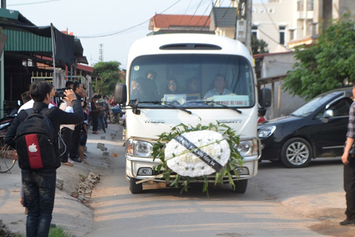 Khóc ngất đón thi thể bé Nhật Linh tại quê nhà Hưng Yên Khóc ngất đón thi thể bé Nhật Linh tại quê nhà Hưng Yên