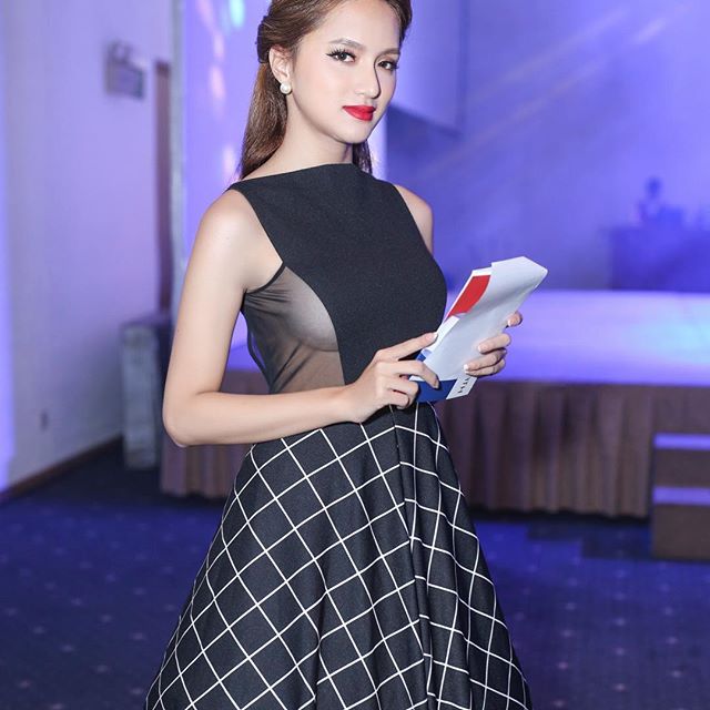Hương Giang Idol mặc sexy, khéo khoe &#34;vòng 1 dao kéo&#34; đầy đặn - 9