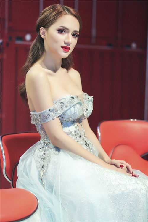 Hương Giang Idol mặc sexy, khéo khoe &#34;vòng 1 dao kéo&#34; đầy đặn - 10