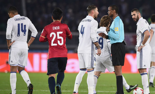 Real lại được trọng tài “bơm điểm”: Barca khóc thét Real lại được trọng tài “bơm điểm”: Barca khóc thét
