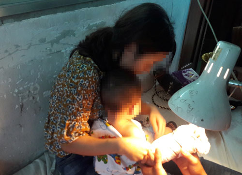 Thông tin mới vụ bé trai bị thang cuốn ở sân bay kéo gần đứt lìa cổ tay Thông tin mới vụ bé trai bị thang cuốn ở sân bay kéo gần đứt lìa cổ tay