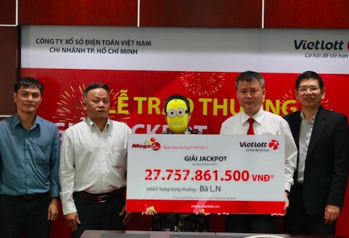 Tình tiết bất ngờ trong lễ trao giải xổ số Vietlott gần 28 tỉ đồng Tình tiết bất ngờ trong lễ trao giải xổ số Vietlott gần 28 tỉ đồng