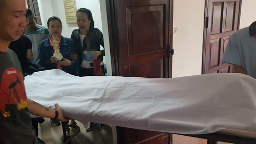 Bị truy sát, bố lấy thân mình bảo vệ con gái 20 tháng tuổi Bị truy sát, bố lấy thân mình bảo vệ con gái 20 tháng tuổi
