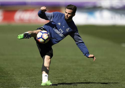 Real vá víu hàng thủ: Lấy gì để chống Messi, Lewandowski? - 2