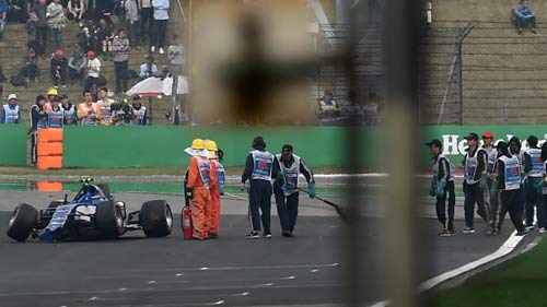 F1, khốc liệt Chinese GP: 5 xe bỏ cuộc, 8 người bị bắt vòng F1, khốc liệt Chinese GP: 5 xe bỏ cuộc, 8 người bị bắt vòng