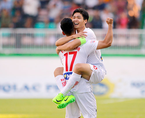 Trọng tài bẻ còi ở V-League: Thủ lĩnh Công Phượng ở đâu? Trọng tài bẻ còi ở V-League: Thủ lĩnh Công Phượng ở đâu?