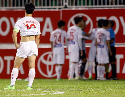 Trọng tài bẻ còi ở V-League: Thủ lĩnh Công Phượng ở đâu? - 2