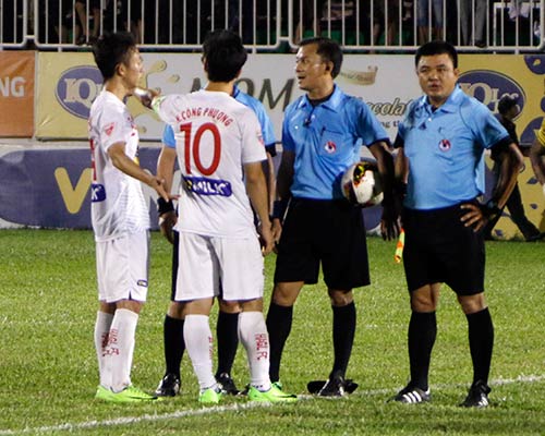 Trọng tài bẻ còi ở V-League: Thủ lĩnh Công Phượng ở đâu? - 3
