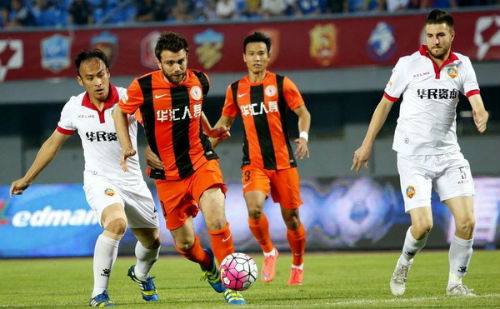 Trọng tài “gà mờ”, CLB Trung Quốc thắng nhờ đá 12 cầu thủ - 1