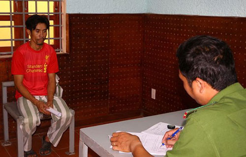 Khởi tố cha dượng nhiều lần hiếp dâm con riêng của vợ Khởi tố cha dượng nhiều lần hiếp dâm con riêng của vợ