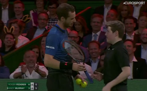 Tin thể thao 12/4: Murray "vào vai" nhặt bóng Tin thể thao 12/4: Murray "vào vai" nhặt bóng