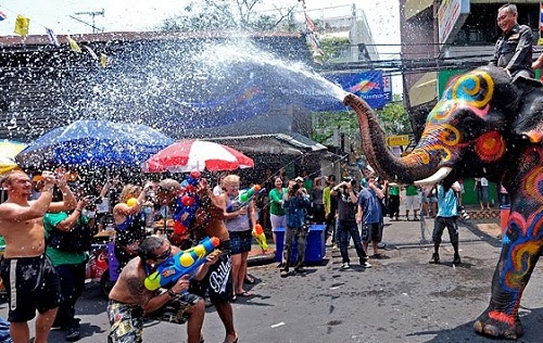 Dù bị cấm, nam nữ Thái vẫn mặc sexy, hở bạo đi té nước Songkran - 3