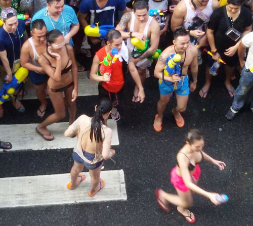 Dù bị cấm, nam nữ Thái vẫn mặc sexy, hở bạo đi té nước Songkran - 5