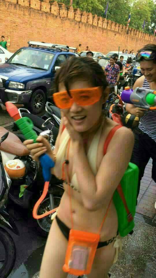 Dù bị cấm, nam nữ Thái vẫn mặc sexy, hở bạo đi té nước Songkran - 6