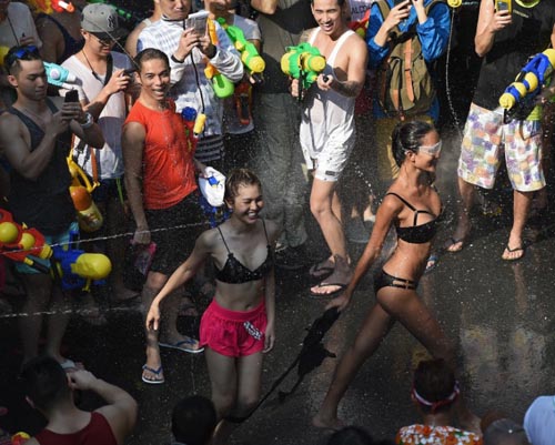 Dù bị cấm, nam nữ Thái vẫn mặc sexy, hở bạo đi té nước Songkran - 7