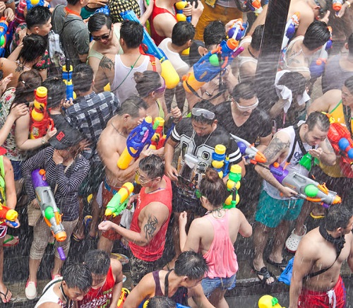 Dù bị cấm, nam nữ Thái vẫn mặc sexy, hở bạo đi té nước Songkran - 8