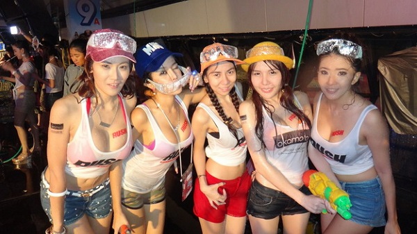 Dù bị cấm, nam nữ Thái vẫn mặc sexy, hở bạo đi té nước Songkran - 11
