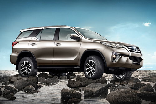 Xe Toyota ở Việt Nam hạ giá đồng loạt - 6