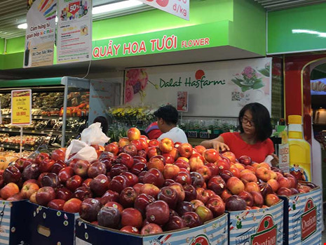 Giật mình với táo Mỹ siêu rẻ đổ đống ở siêu thị Việt - 1
